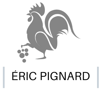 logo du domaine Eric Pignard, représente un coq tenant une grappe de raisin